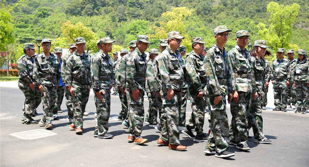 亚星国际军训，走进员工的心田