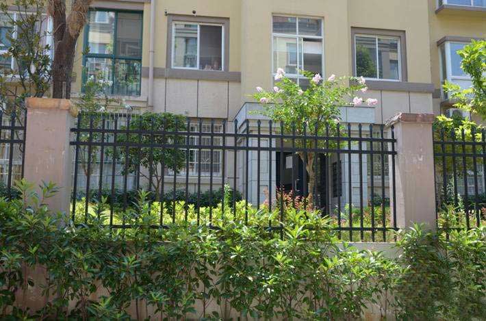 小区新钢护栏有什么规格特点适用规模包括哪些？