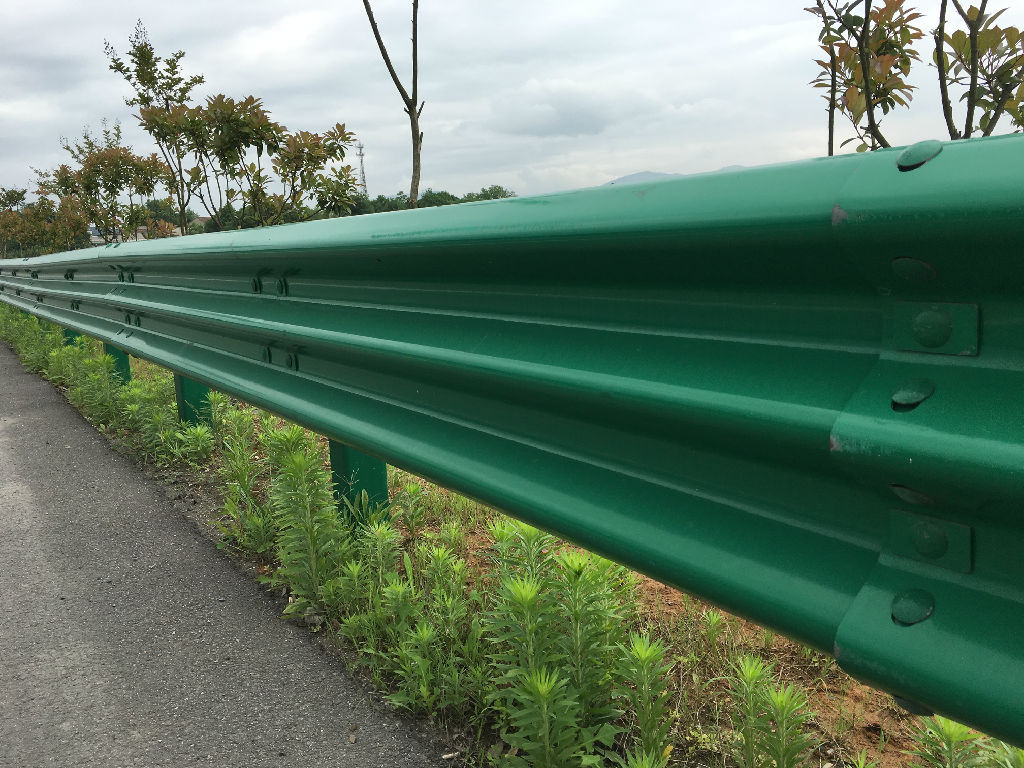 波形护栏立柱遇到石头打不下去怎么办？