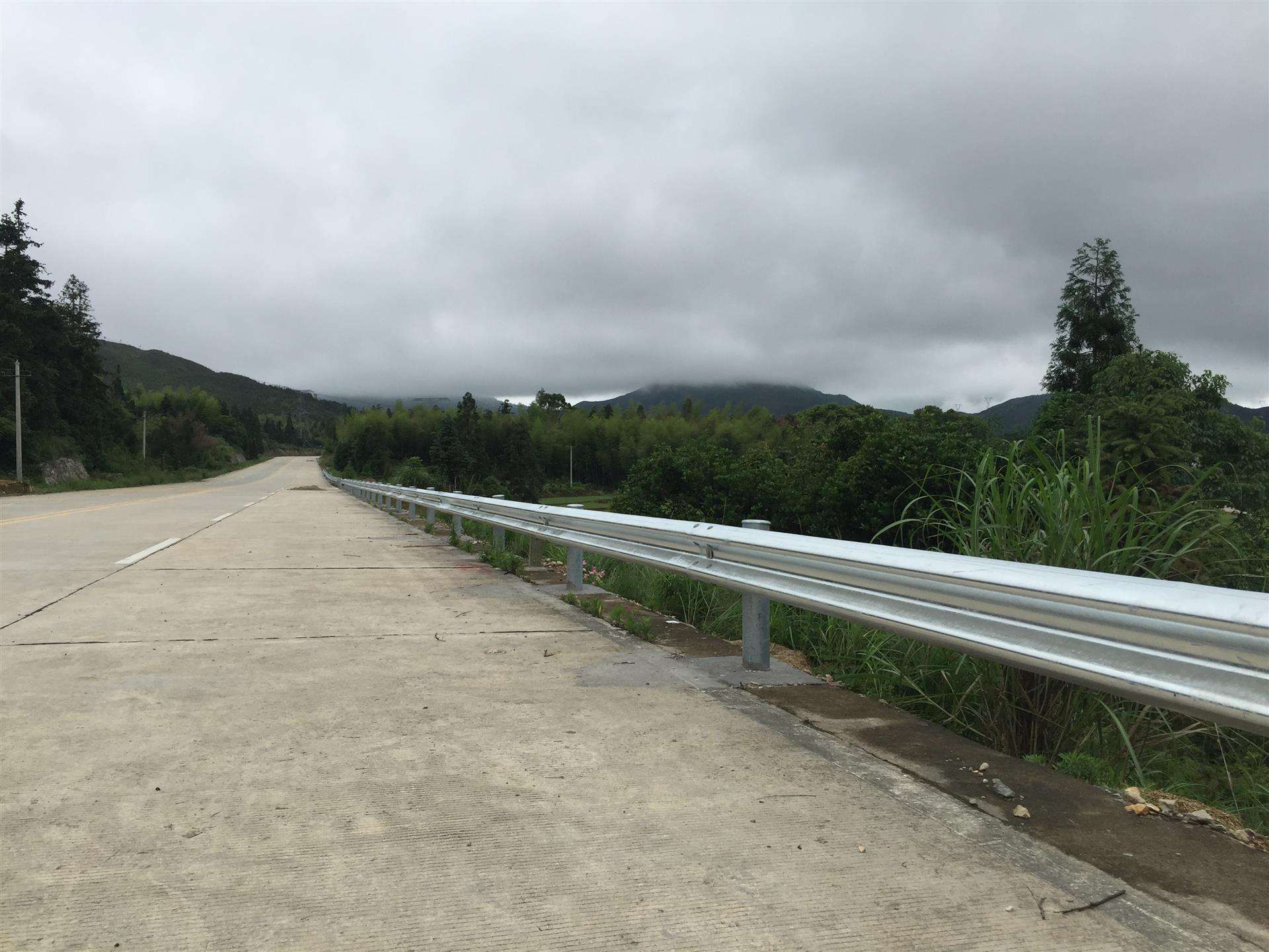 怎样包管波形护栏稳固形？